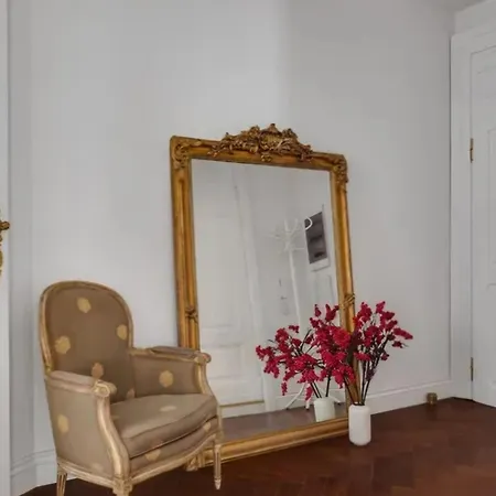 Luxury In Center Town! Apartment